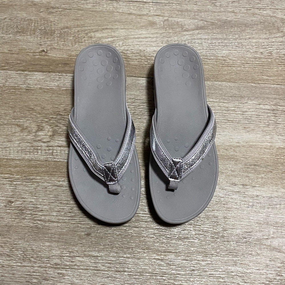 VIONIC HIGHTIDE METALLIC THONG SANDALS - Picture 2 of 7
